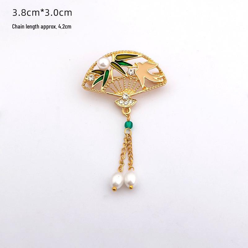 Chinesische Quastenbrosche mit Pipa, Ruyi, Fächer, Pfau, Wolken und Perle für Hanfu/Cheongsam