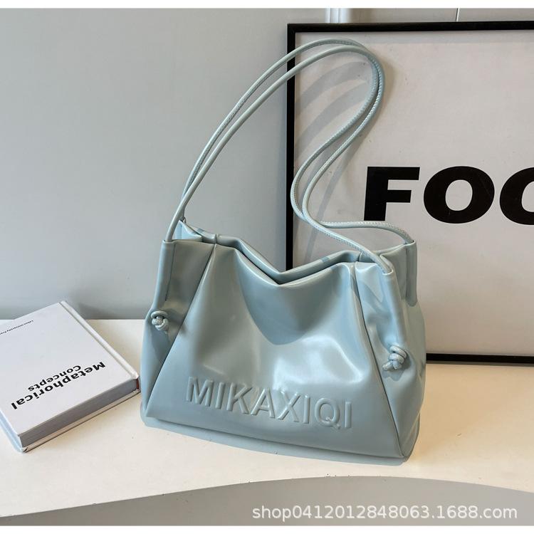 

Niche fashion underarm tote bag women s 2025 new large-capacity explosive shoulder bag simple texture handbag