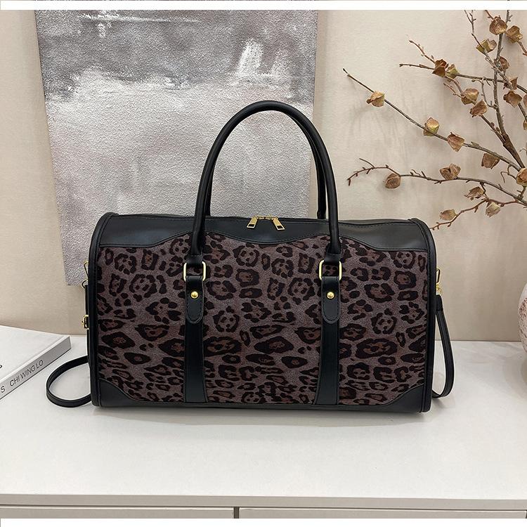 

Commuter large-capacity bag 2025 spring and summer new women s bag fashionable retro shoulder bag high-end new bag чорний