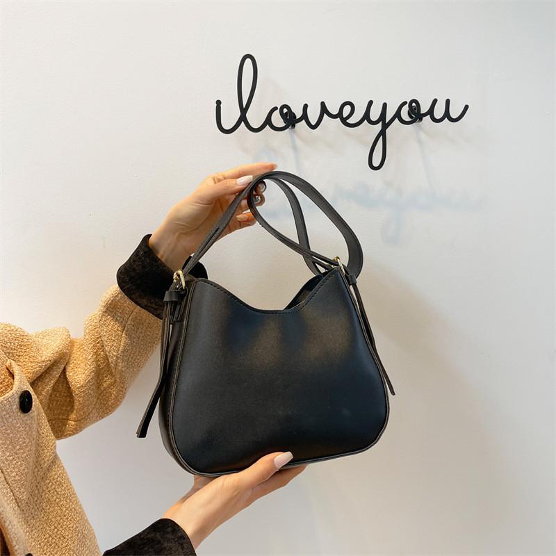 High-end Crescent Handbag For Women With Large Capacity And Retro Vibes