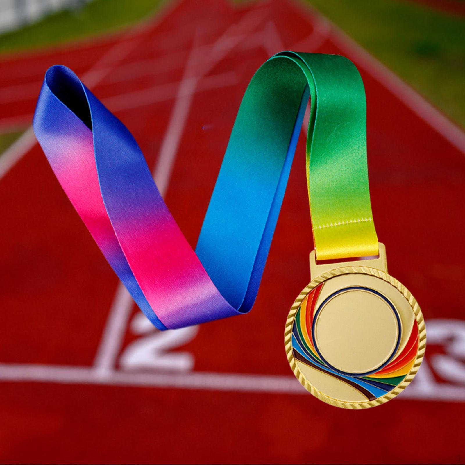 

Медальный кубок с элегантной лентой — спортивный приз для победителей. золотой