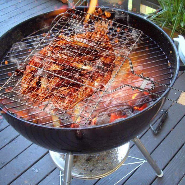 Matériau : Acier chromé,Double grille avec fermeture Manche : Bois ergonomique Utilisation : Barbecue à charbon, gaz ou électrique.