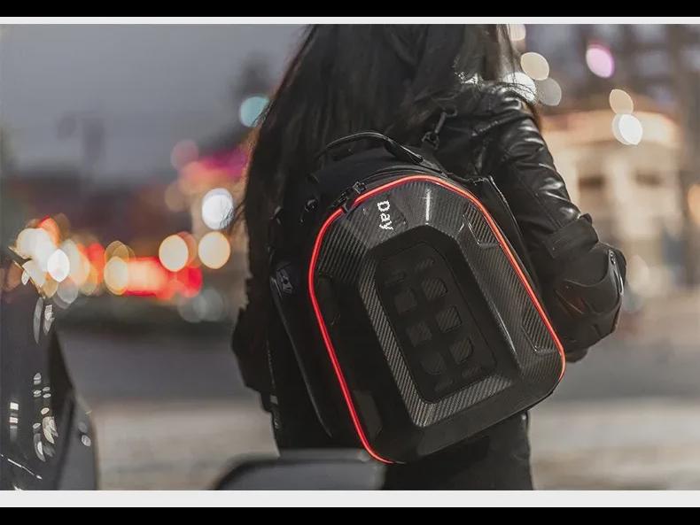 Motocyklový multifunkční pevný skořepinový ocasní vak a LED batoh na helmu