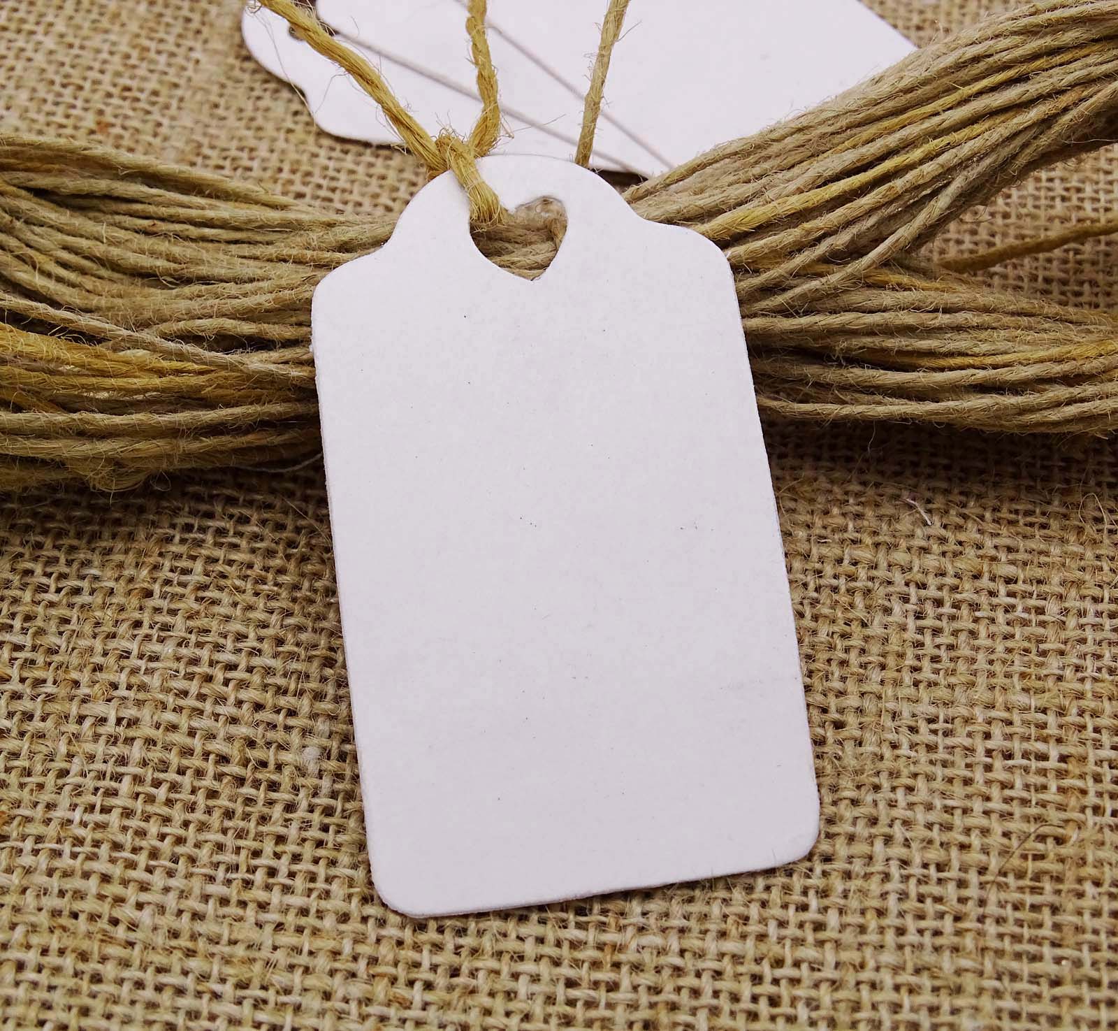 

100 шт. Прямокутні підвісні бирки з вирізаним серцем, весільні сувеніри, порожні бирки з безкоштовною натуральною джутовою мотузкою 0.75 Inches Diameter білий