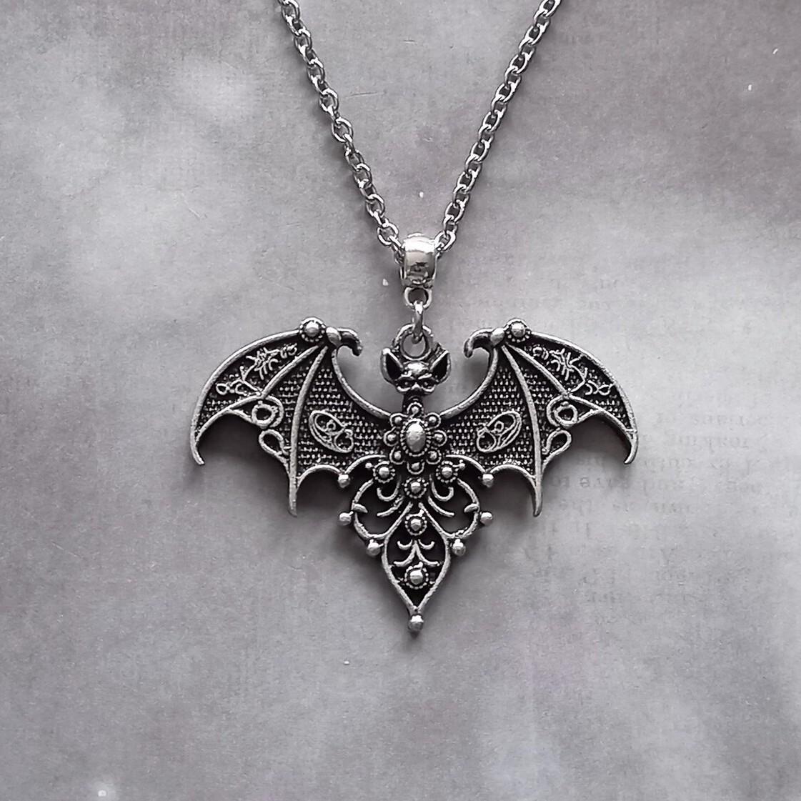 

Neo-Gothic Style Sliver Color Filigree Vampire Bat Pendant Dangle Earrings for Women Halloween Party Mysterious Witchy Jewelry