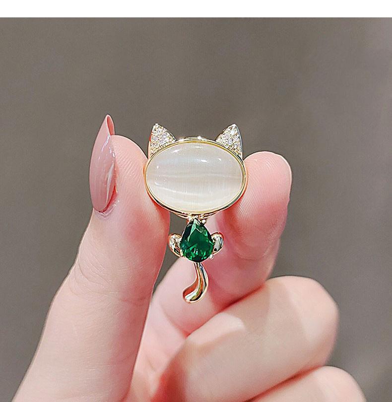 Retro emerald kitten brooch design sense fixed clothes seam-free pin buckle versatile