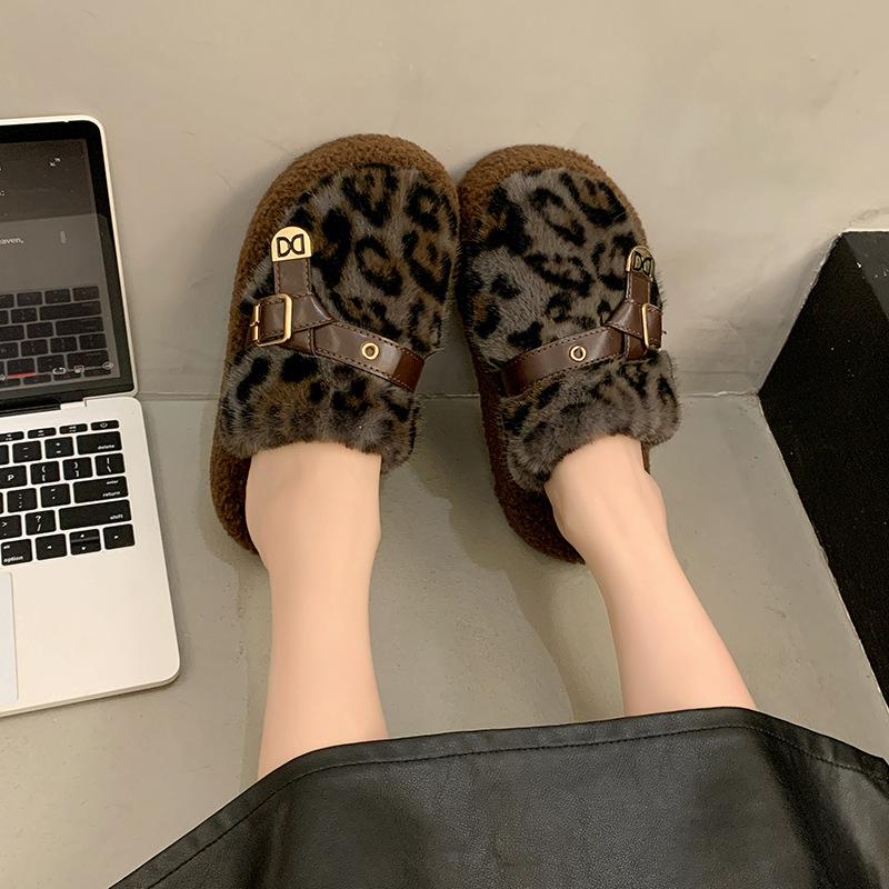 Herbst und Winter 2025 Koreanische Version High-End Home Office Leopardenmuster Dicksohlige Gürtelschnalle Taschenkopf Einwortige flauschige Baumwollpantoffeln Damen