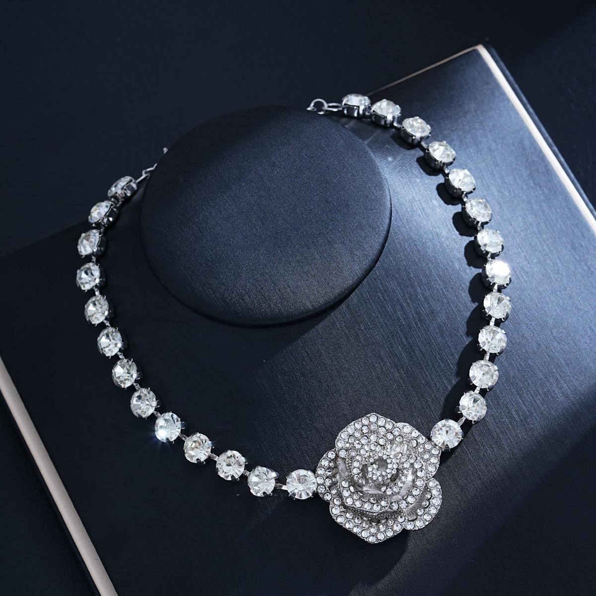 Elegant Rhinestone-Inlaid Geometric Flower Necklace for Women - European & American Fashion Clavicle Jewelry цветов