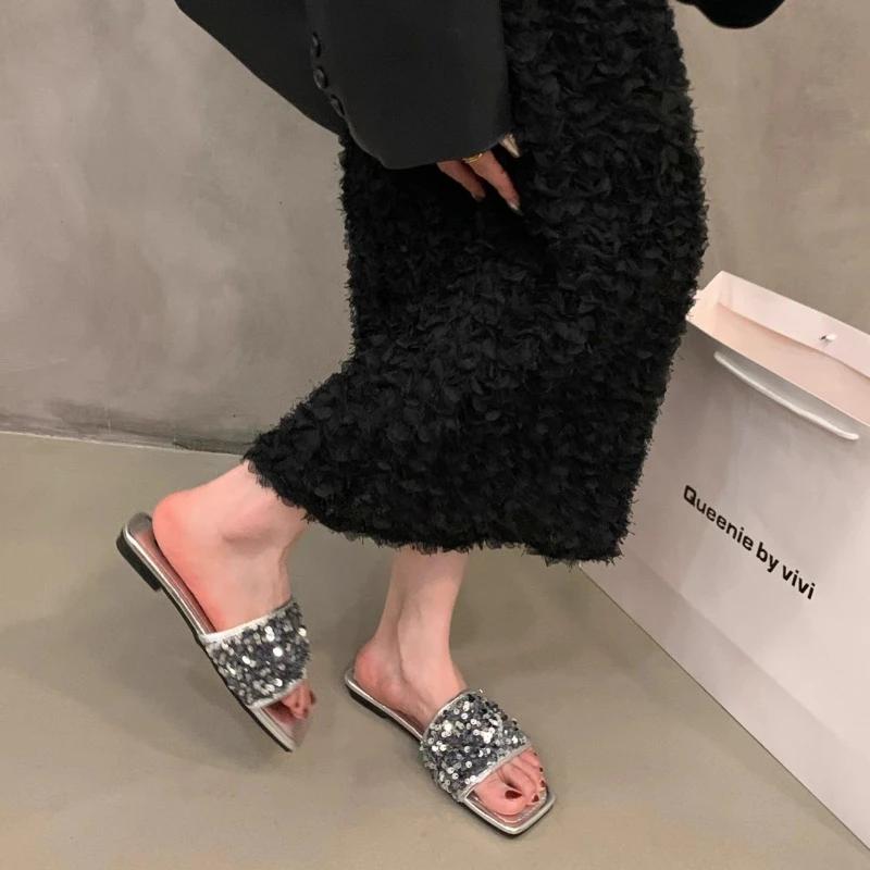 

мода Женская обувь 2024 Высокое качество Летние однотонные шлепанцы с открытым носком Женские модные шлепанцы на низком каблуке с пайетками Женские пляжные шлепанцы 43 серебряный