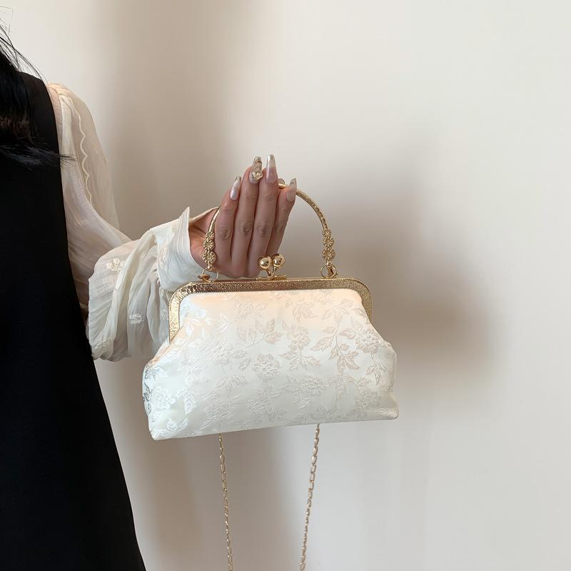 Clasp Frame Embroidery Chinese Style Handbag Purse Large Capacity Hanfu Shell Handbag Polyester Luxury Ladies Clutch Bag Girls
