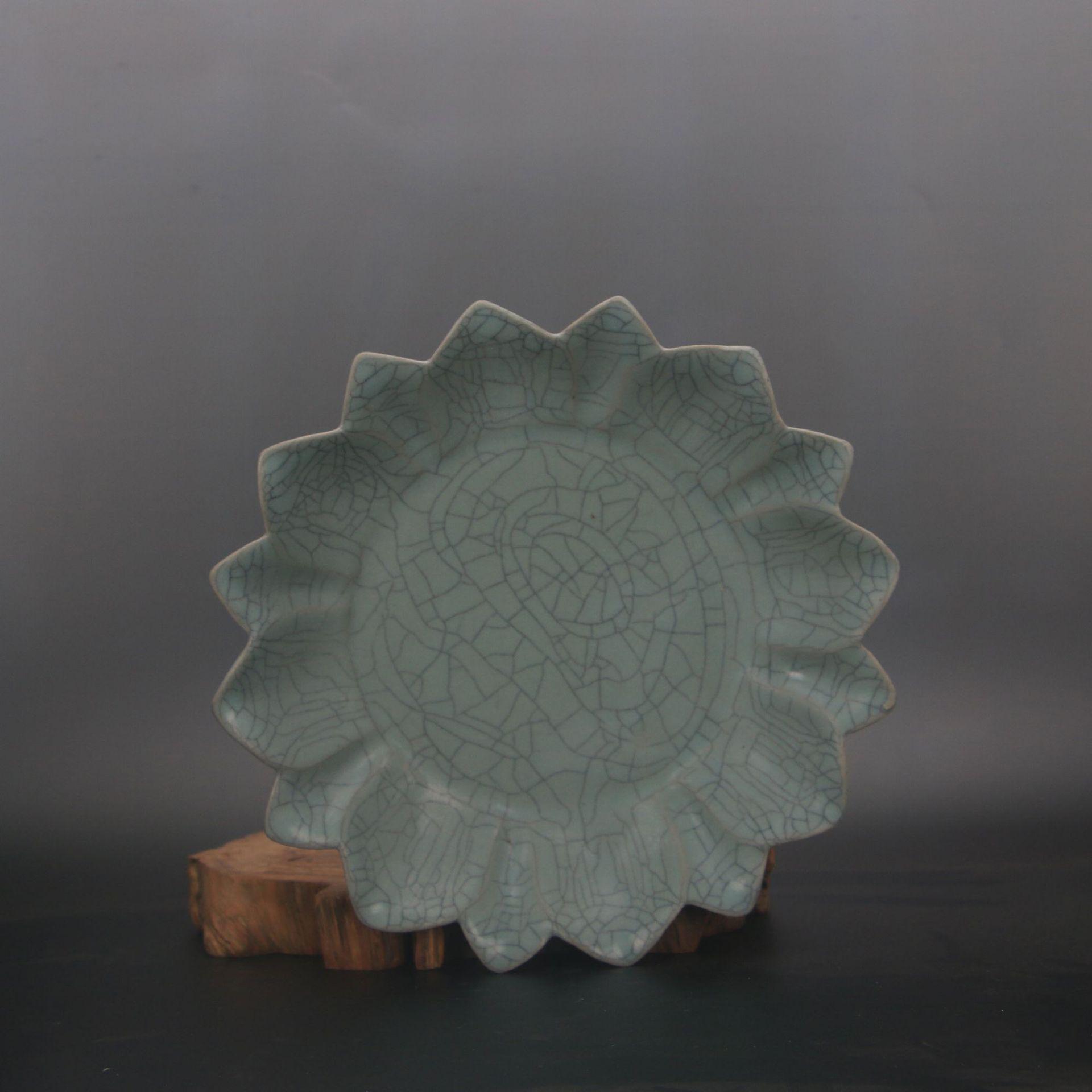 Antique-Style Qingliang Temple Ru Kiln Crackle Lotus Dish - Chinese Porcelain Ornament