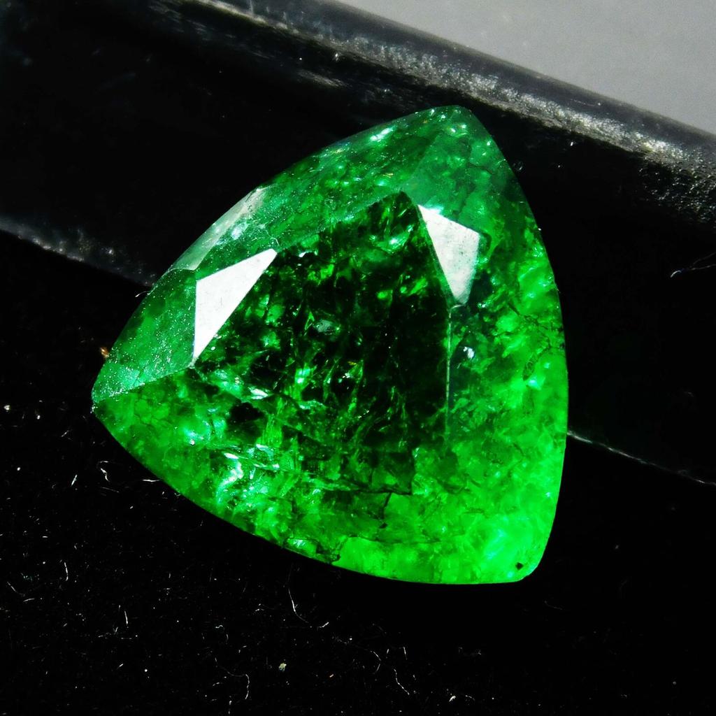 Natural Green Emerald Loose Gemstone Colombian Trillion Cut 7.90 ct for Jewelry Making and Crafts