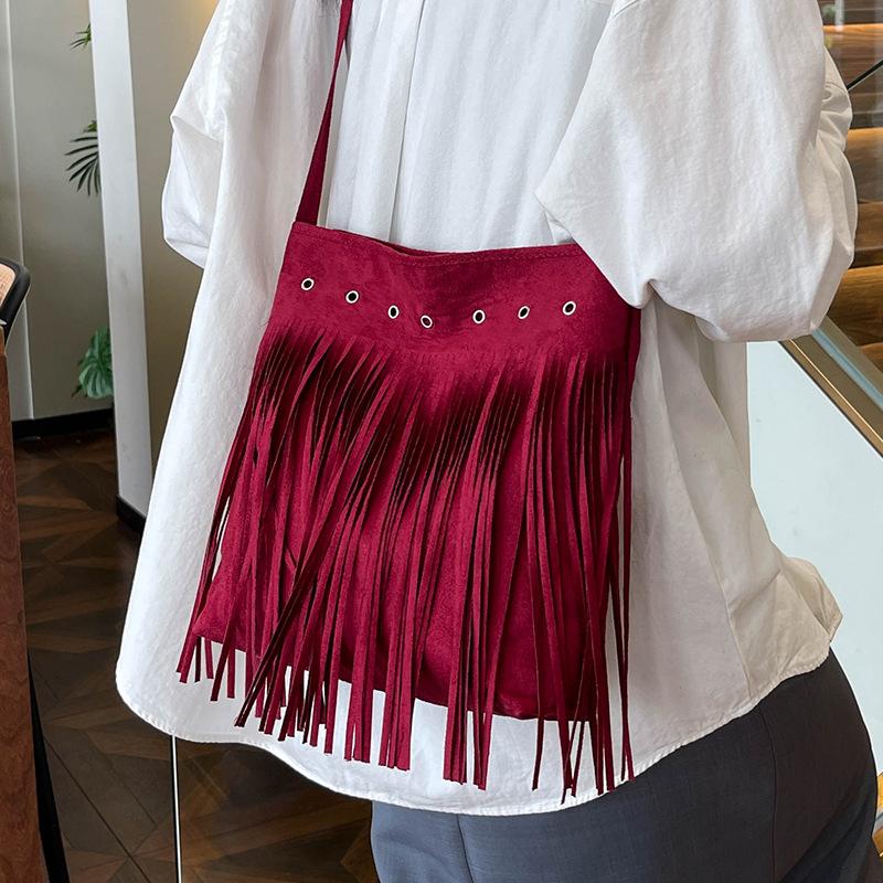 

Эксклюзив для сумок большой вместимости 2025 новые модные сумки-мессенджеры женские ins зарубежный стиль универсальные сумки с бахромой на одно плечо красный