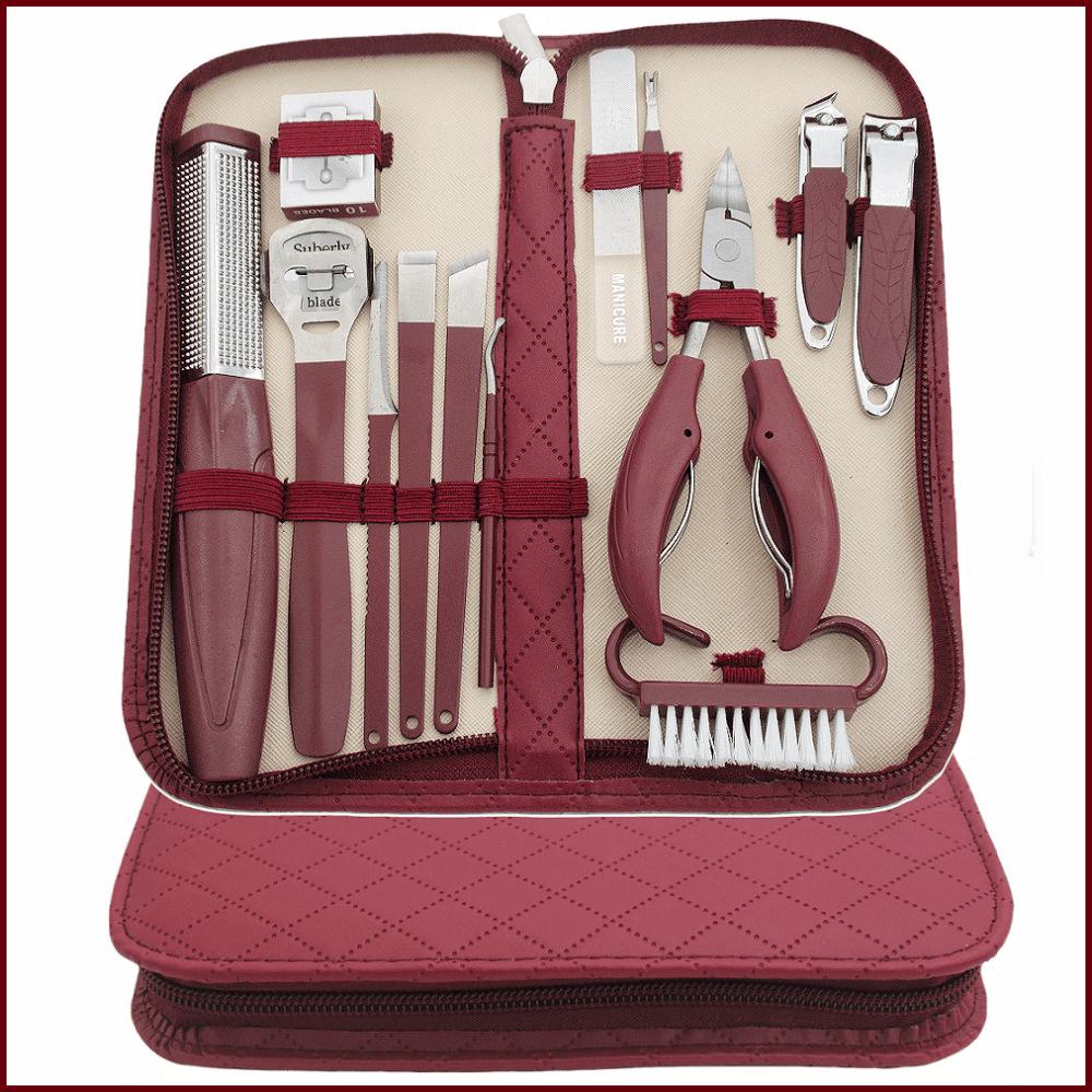 28-teiliges Edelstahl-Nagelpflege-Set: Enthält Nagelscheren, Nagelhautzangen, Pediküre-Werkzeuge, einen Augenbrauentrimmer und eine Pinzette in einem braunen Etui.