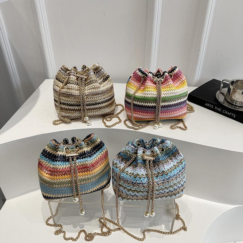 Modische ethnische Stil Stroh gewebte Eimer Tasche Damen Tasche Sommer Neu Kontrastfarbe Umhängetasche Trendige Kette Umhängetasche