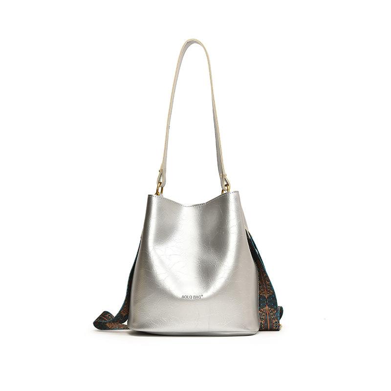 Wholesale Bags Women's 2025 Autumn New Fashion Shoulder Bag Commuting To Work Soft Leather Large-capacity Bucket Bag