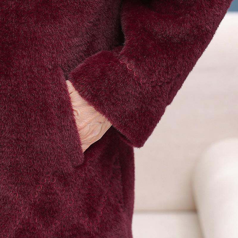 Mormors vinterkappa är gjord av imiterad minkpäls, med en medellång plysch och tjock ullöverdel.. Mammas kappa är gjord av minkpäls