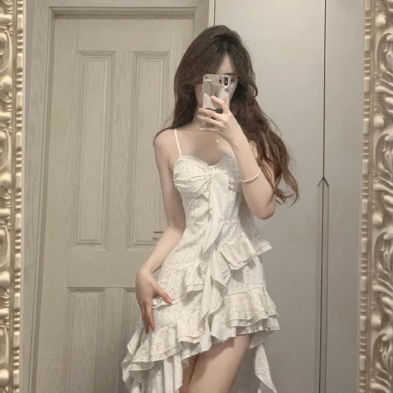 Unregelmäßiges Rüschen-Spaghetti-Träger-Kleid mit Polstern, Unsichtbarem Reißverschluss und Futter - Perfekt für Sommer-Strandurlaube