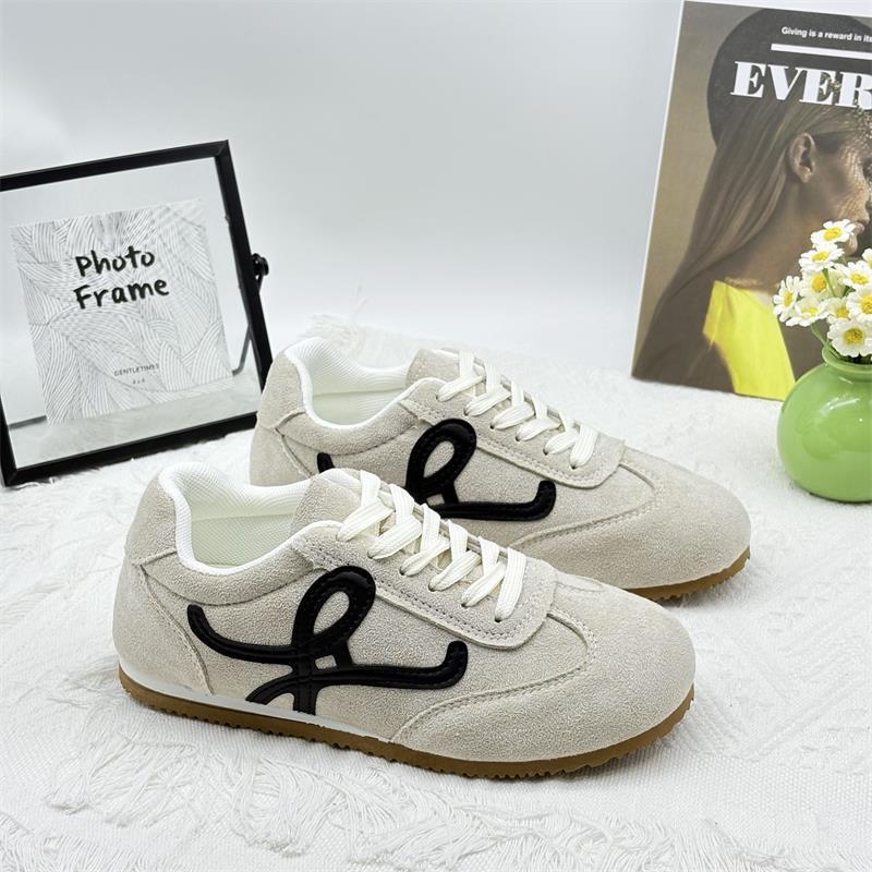 

Retro flat-bottomed German training shoes women s 2025 autumn new super fire versatile little white shoes lightweight soft-soled sports and leisure 35