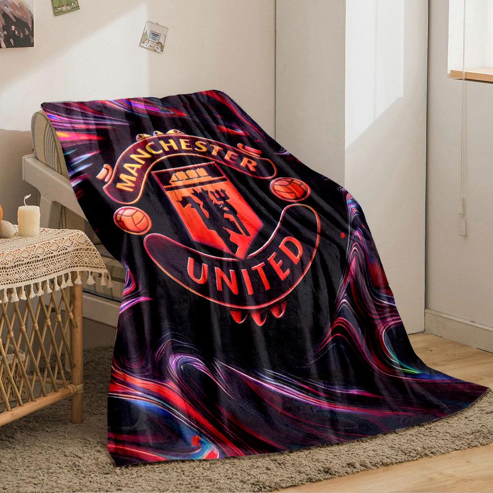 Mönstret har en Manchester United-logotyp med virvlande livfulla färger. för alla säsonger filt lunchpaus pläd present