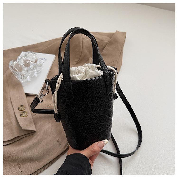 

2025 новый нишевый универсальный простой рюкзак на кулиске, портативный на плечо, через плечо, сумка-мессенджер, ретро, продвинутый, литературный, однотонный, сумка-пенал чёрный