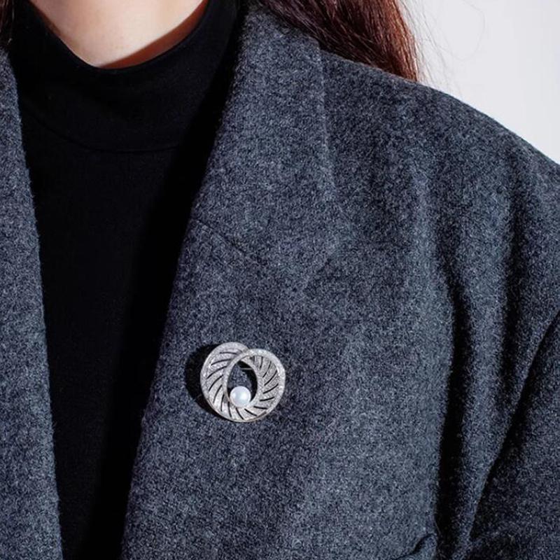 Simple Temperament Geometric Pearl Brooches Pins For Women Exquisite Hollow Love Badge Fashion Coat Jewelry Accessories Gifts
