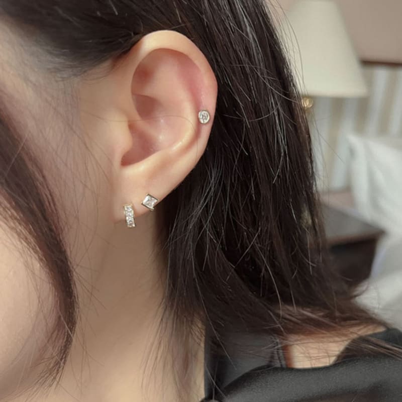 youngglow 14k oval cubic piercing