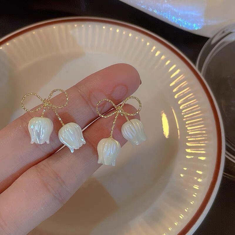 White Acrylic Tulip Bud Dangle Earrings for Women Golden Metal Hollow Bot Knot Flower Drop Earrings Party Trendy Cute Jewelry