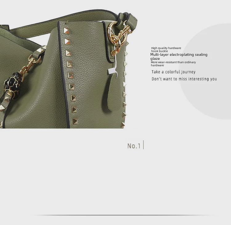 Kabelka typu bucket z pravé kůže s nýty a designem tygří hlavy