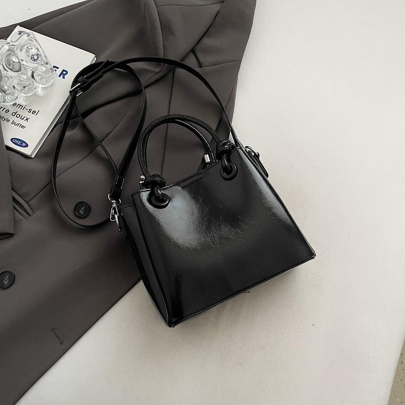 

Ретро портативная сумка-корзина для овощей женская осень-зима 2025 новая модная маленькая сумка-тоут, универсальная сумка-мессенджер 19*7*16 чёрный