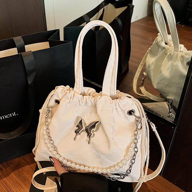 

Серебристый рюкзак с бабочкой женский 2025 новый модный корейский рюкзак с жемчужной цепочкой универсальная сумка белый