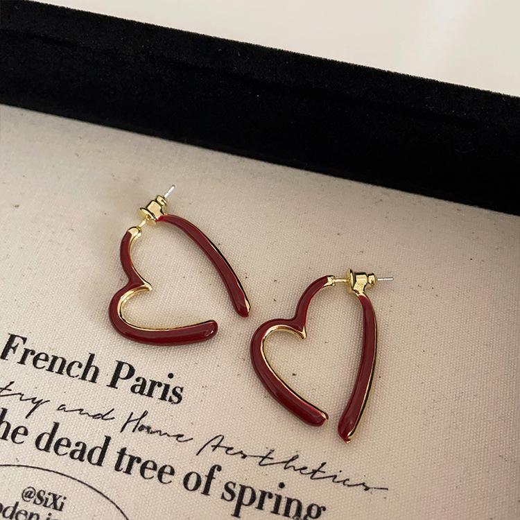 

Красные серьги-пусеты в виде сердца с каплями масла: Ретро, универсальные и праздничные женские украшения с простым, уникальным дизайном.