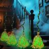 Scopa da Strega a Batteria 35 Pollici Scopa Elettrica Mobile Oggetto di Scena Interattivo Illuminato Halloween Dinamico con Sensore di Suono e Movimento LED Verde Luminoso