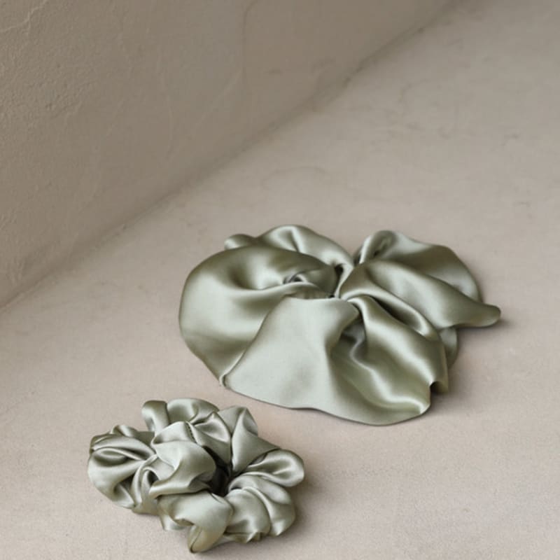AVVINA PELLE Silk Scrunchie (L) - Pistachio