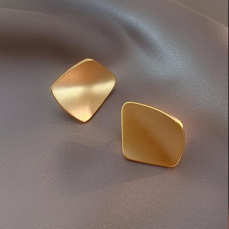 Matte Golden Minimalist Metal Style Glossy Geometric Earrings for Women Fashionable Personalized Daily Accessory Party Jewelry