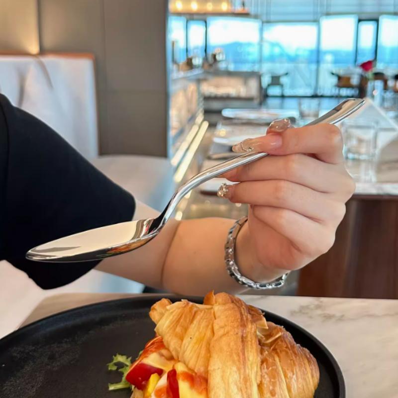 Rostfritt stål Stort huvud Runt sked Nät Röd Gyllene middag Långt handtag omrörande dessertskedar för kökstillbehör Prylar