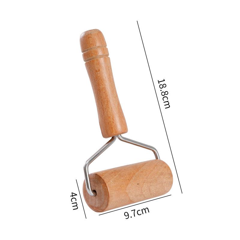 Drewniany wałek do ciasta i wałek do pizzy, kruszone orzechy, krakersy, ciasteczka do pieczenia i gotowania w kuchni