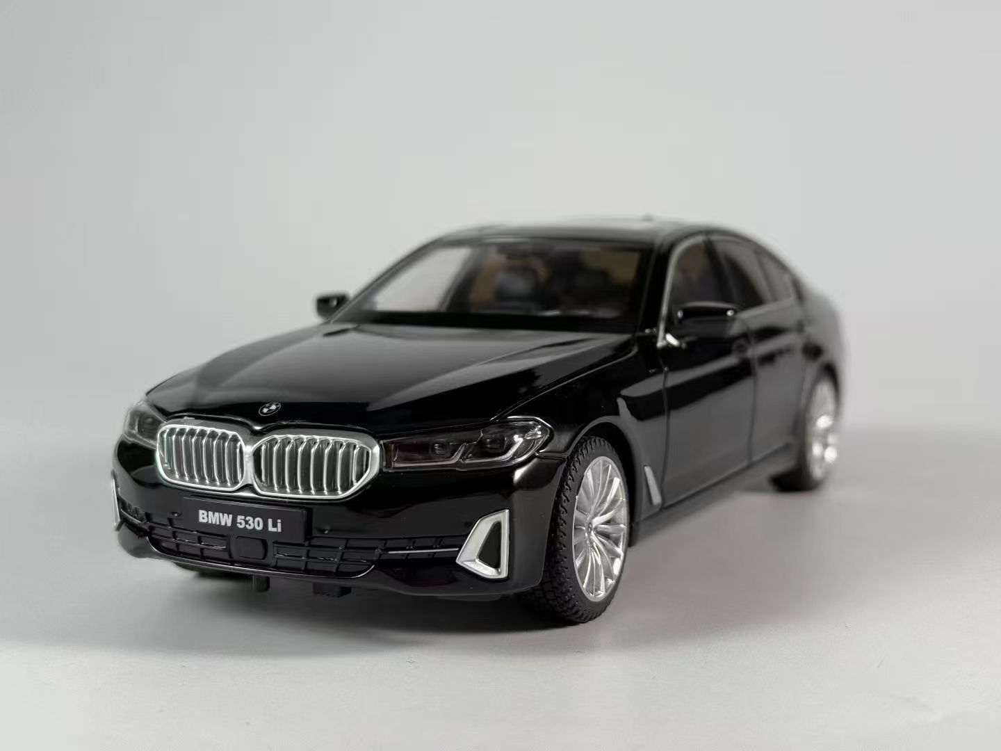 

1/18 BMW 530li Сплав Литой Под Давлением Украшение Спальня Дом Внутреннее Убранство Украшения Выбор Мода Коллекционирование Хобби Модель Автомобиля Подарки Коробка