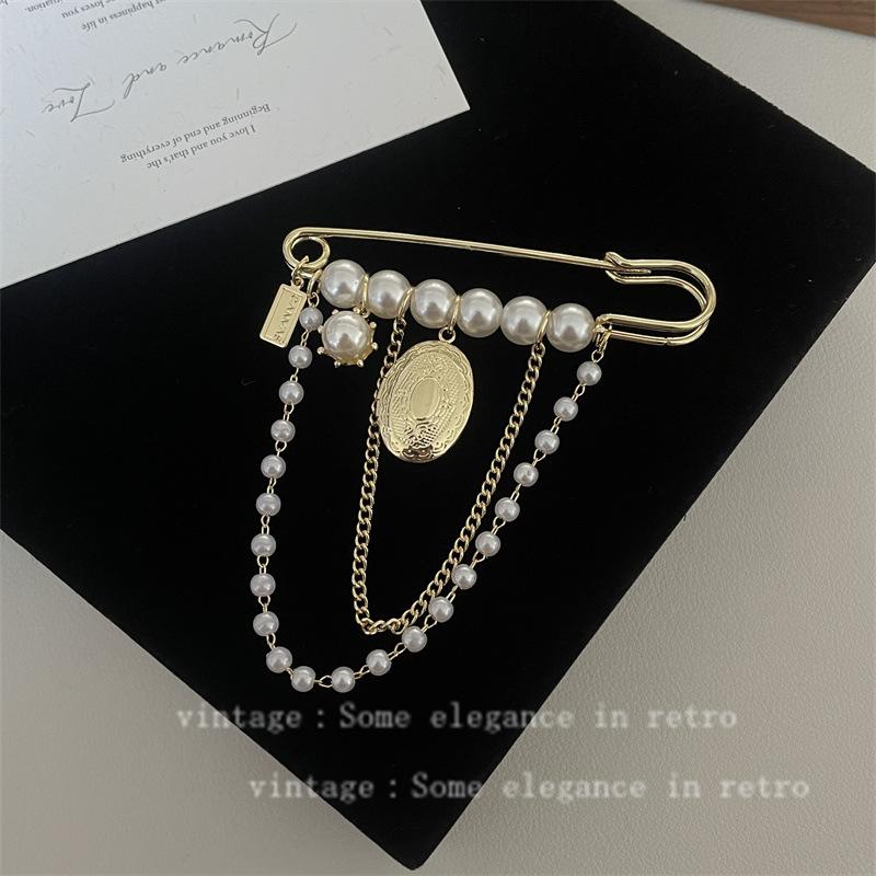 Fashion Medieval Brooch Pin Niche Vintage Camellia Pearl Brooch Light Luxury High-End Small Fragrant Style Brooch Female