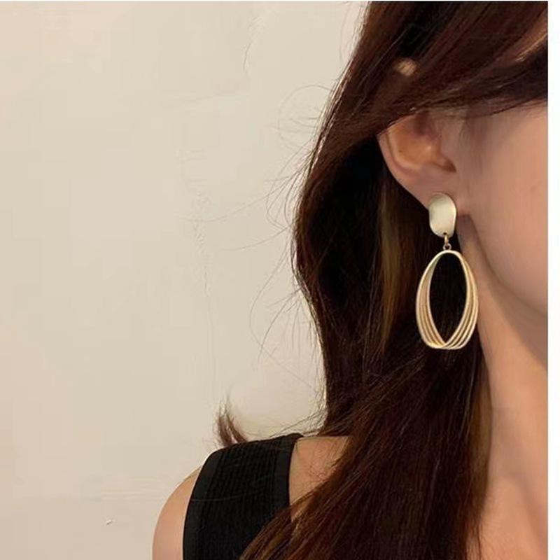 Trendige koreanische minimalistische Statement-Clip-Ohrringe Schmuck Elegante goldfarbene geometrische Clip-Ohrringe ohne Piercing für Damen