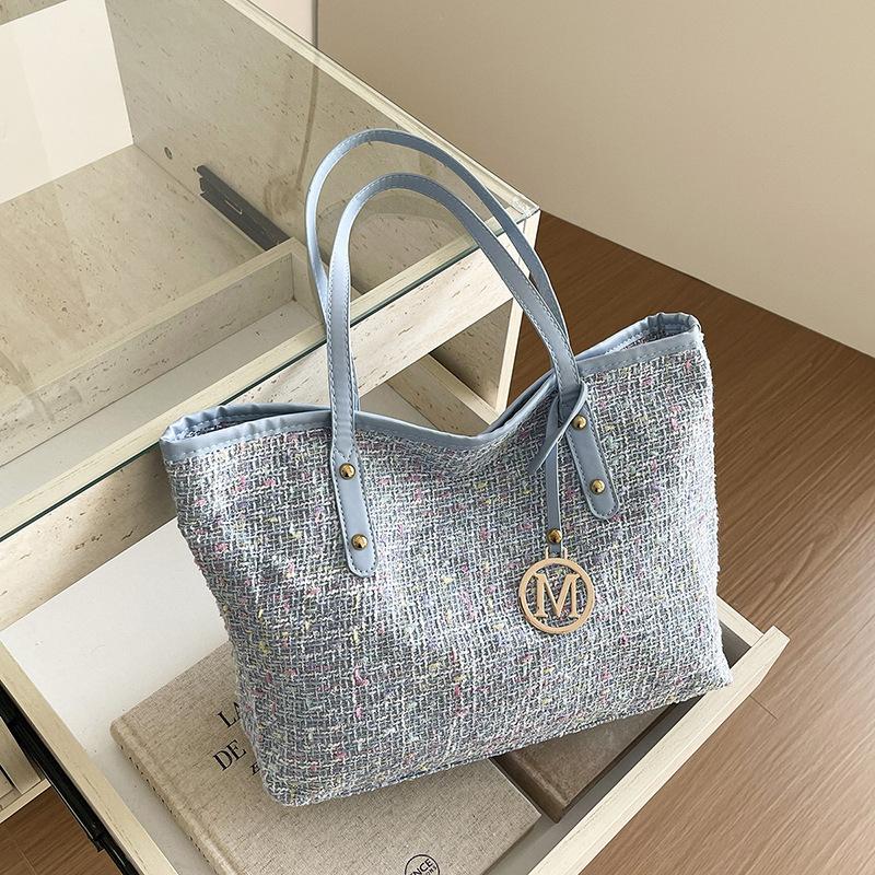 Tote Bag - Fashionable and Versatile Business Shoulder Bag for Ladies, with A Sophisticated Design and Suitable for Carrying.