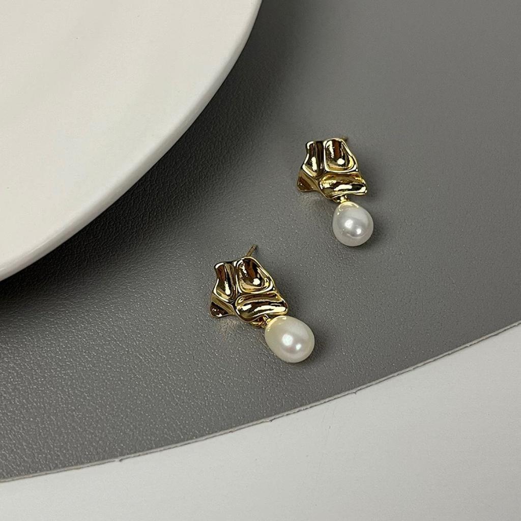 Retro origami shape only sells real pearls, sweet French retro natural freshwater pearls, silver needle earrings, studs.