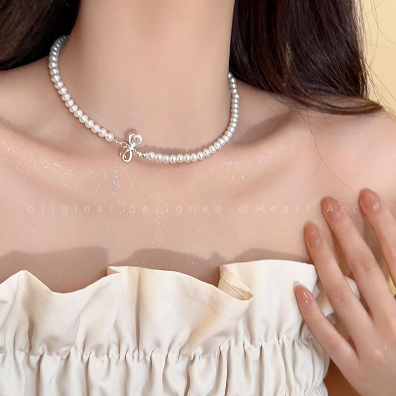 

Gentle butterfly pearl necklace women s light luxury niche design high sense collarbone chain Internet celebrity temperament neck chain
