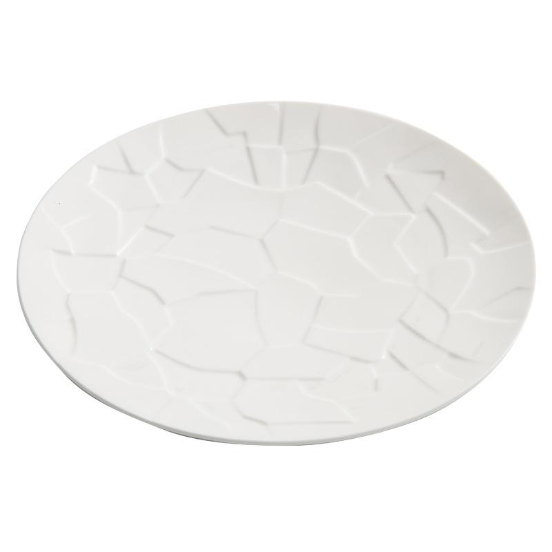 Piatto piano e piatto rotondo in ceramica sottosmalto bianco di design di alta gamma goffrato, un nuovo tipo di piatto da cucina casalinga