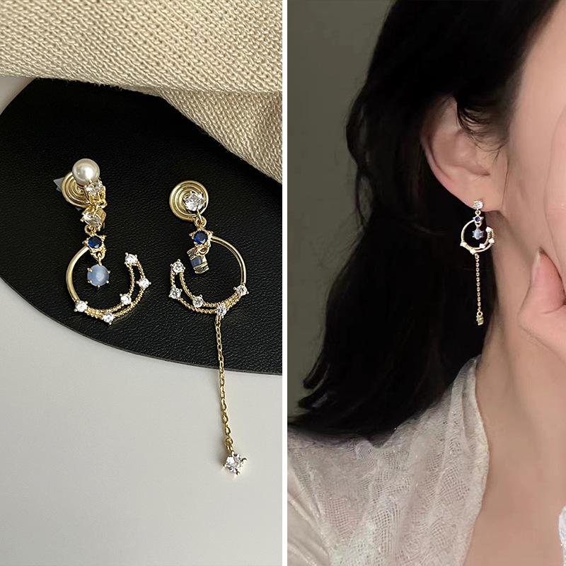 French Retro Pearl Clip-On Earrings: Mosquito Coil Design, Hong Kong Niche Style, No Piercing Needed, Women's High-End Fashion Accessories.