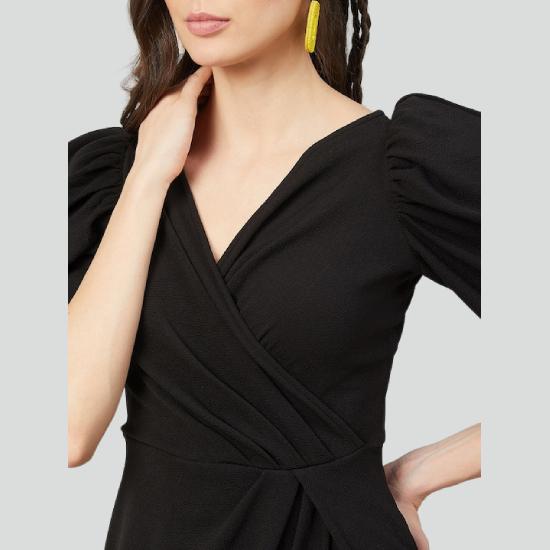 Czarna sukienka typu tulipan z kopertowym dekoltem i obszernymi rękawami