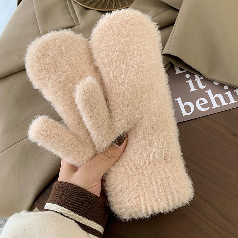 Cozy Warm White Plush Winter Gloves For Women Featuring Soft Faux Rabbit Fur