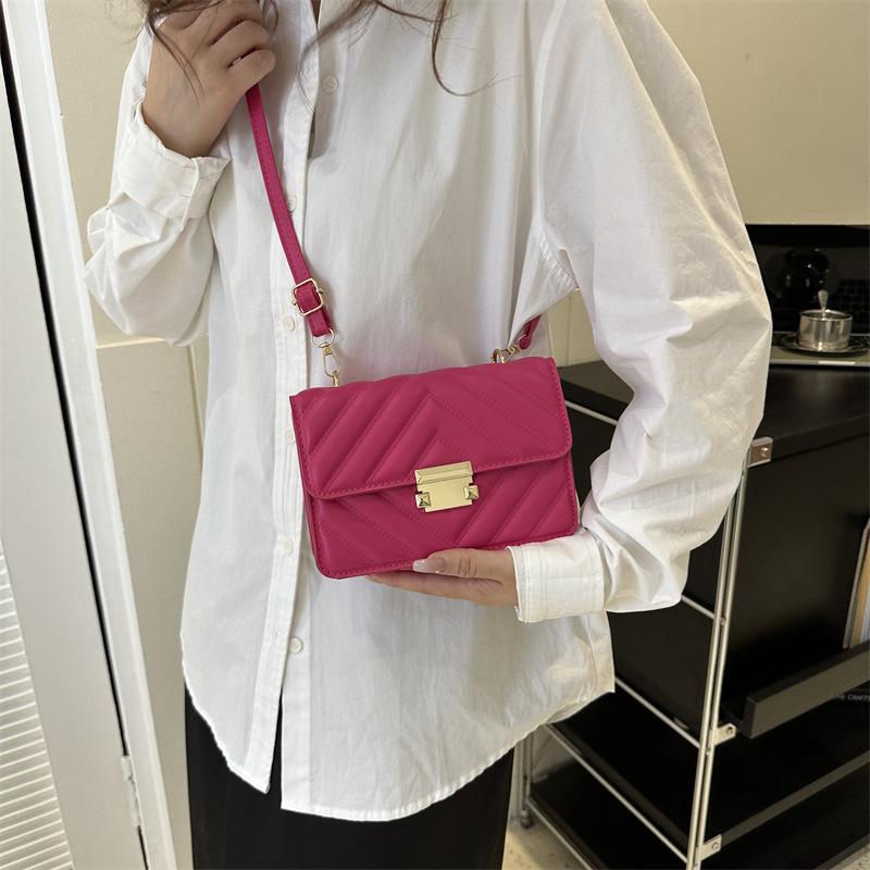 Early Autumn Indentation 2025 New Lock Fashion Casual Rhombus Solid Color One Shoulder Crossbody Chain Small Square Bag
