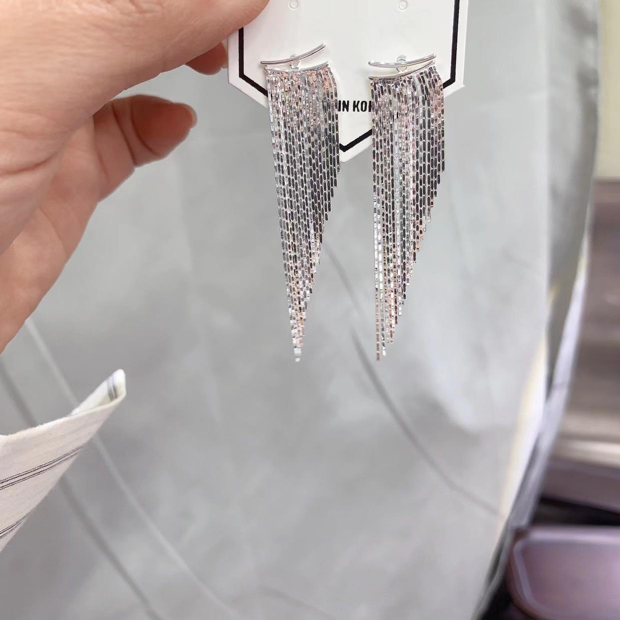 

Women s Fashion Light Luxury Dimple Tassel Earrings, Niche Light Luxury High-end Feeling, White Gold Vacation Style Long Earrings платиновий
