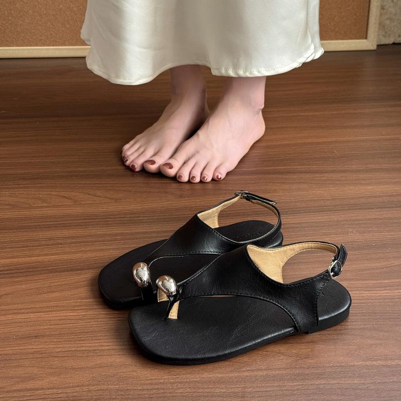 

Нишевые премиальные металлические туфли с закрытым носком на плоской подошве, повседневные крутые шлепанцы женские 2025 лето новые с открытым носком на мягкой поверхности с задним ремешком сандалии 35 чёрный